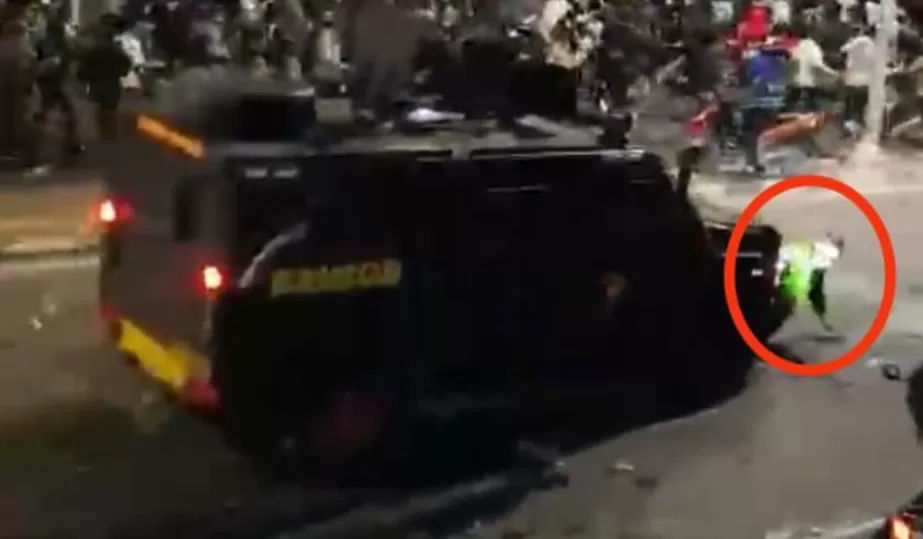 Mobil rantis Brimob Polri, terlihat menabrak dan melindas pengemudi ojol. (Foto:Istimewa)