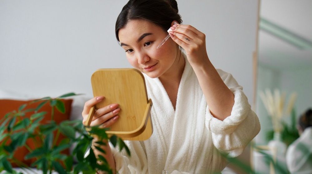 Ilustrasi wanita menggunakan skincare.