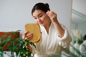 Ilustrasi wanita menggunakan skincare.