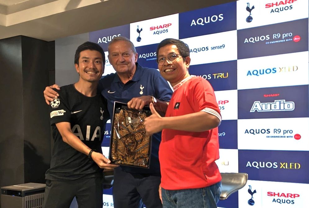 Foto 1 - Garry Mabbutt menerima kejutan ulang tahun dari tim Sharp saat acara Nobar di Jakarta.JPG