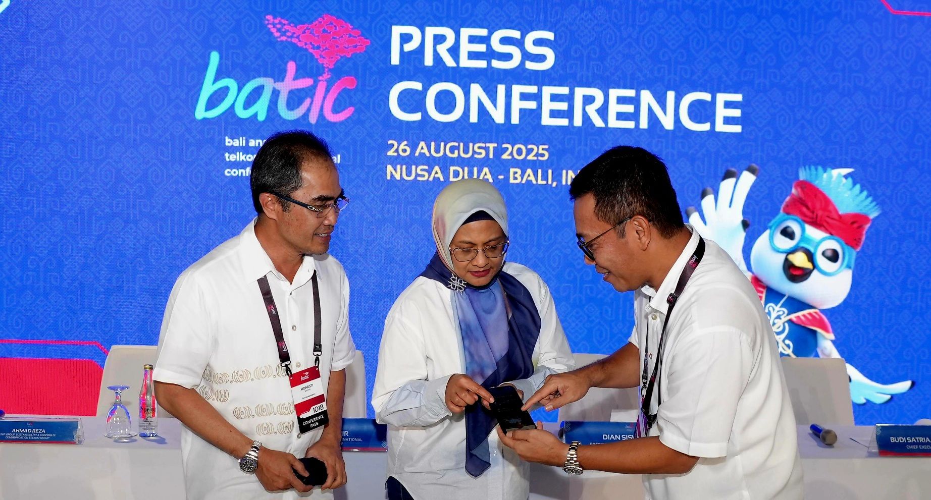Direktur Wholesale and International Services Telkom Honesti Basyir (kiri), Dirut Telkom Dian Siswarini dan CEO Telin Budi Satria Dharma Purba saat Press Conference BATIC 2025