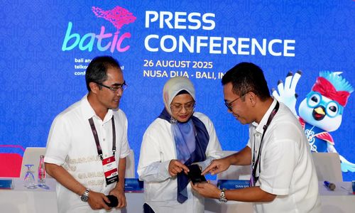 Direktur Wholesale and International Services Telkom Honesti Basyir (kiri), Dirut Telkom Dian Siswarini dan CEO Telin Budi Satria Dharma Purba saat Press Conference BATIC 2025