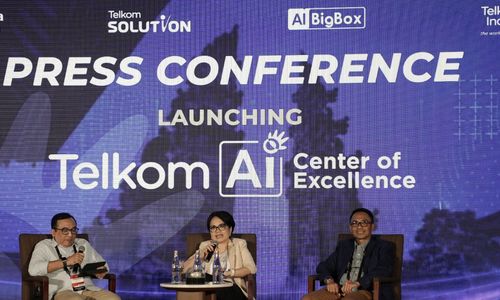VP Corporate Communication Telkom Andri Herawan Sasoko (kiri), Direktur Enterprise and Business Service Telkom Veranita Yosephine, Direktur IT Digital Telkom Faizal Rochmad Djoemadi saat peluncuran Telkom AI Center of Excellence