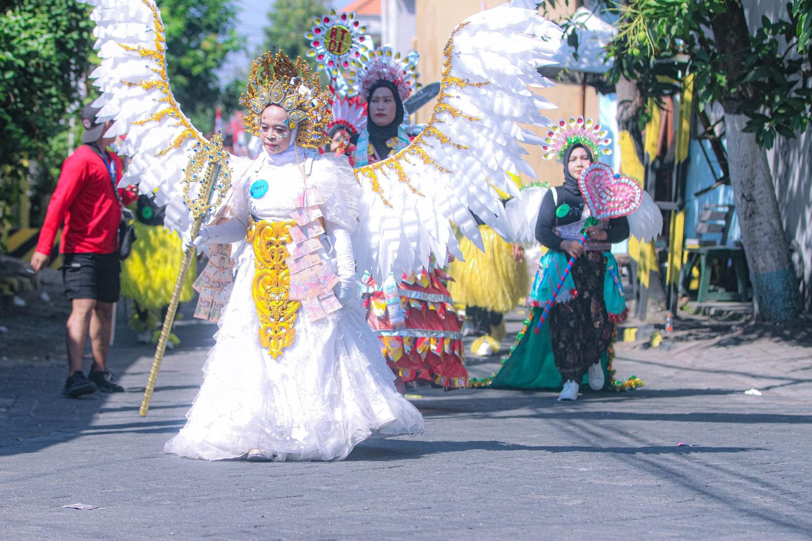 usung-tema-daur-ulang-di-jalan-saat-memperingati-hut-ri-di-rw-i-desa-wadungasing