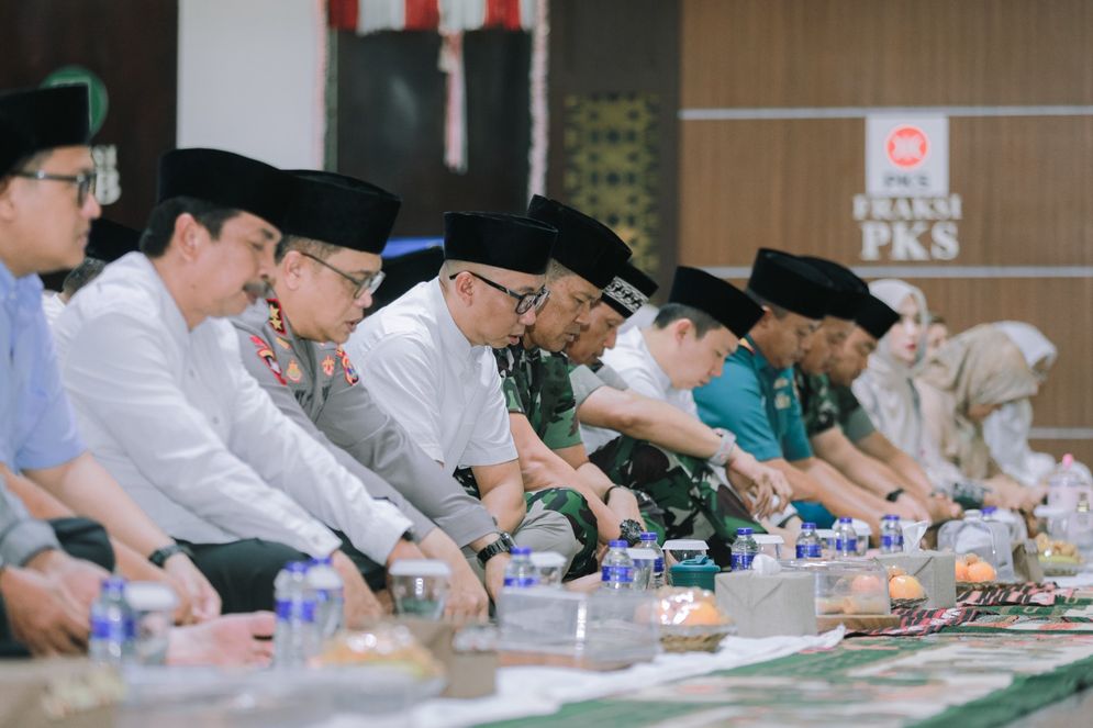 Pemerintah Provinsi Lampung menggelar Doa Kebangsaan sebagai bentuk ikhtiar merawat persatuan dan meneguhkan semangat perdamaian. Kegiatan ini berlangsung di Kantor DPRD Provinsi Lampung, Minggu (31/8/2025).