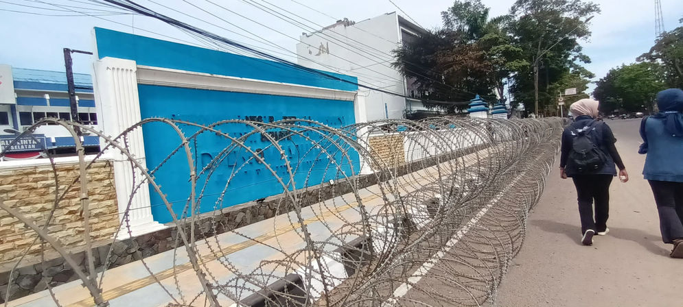 Kawat berduri di depan Ditlantas