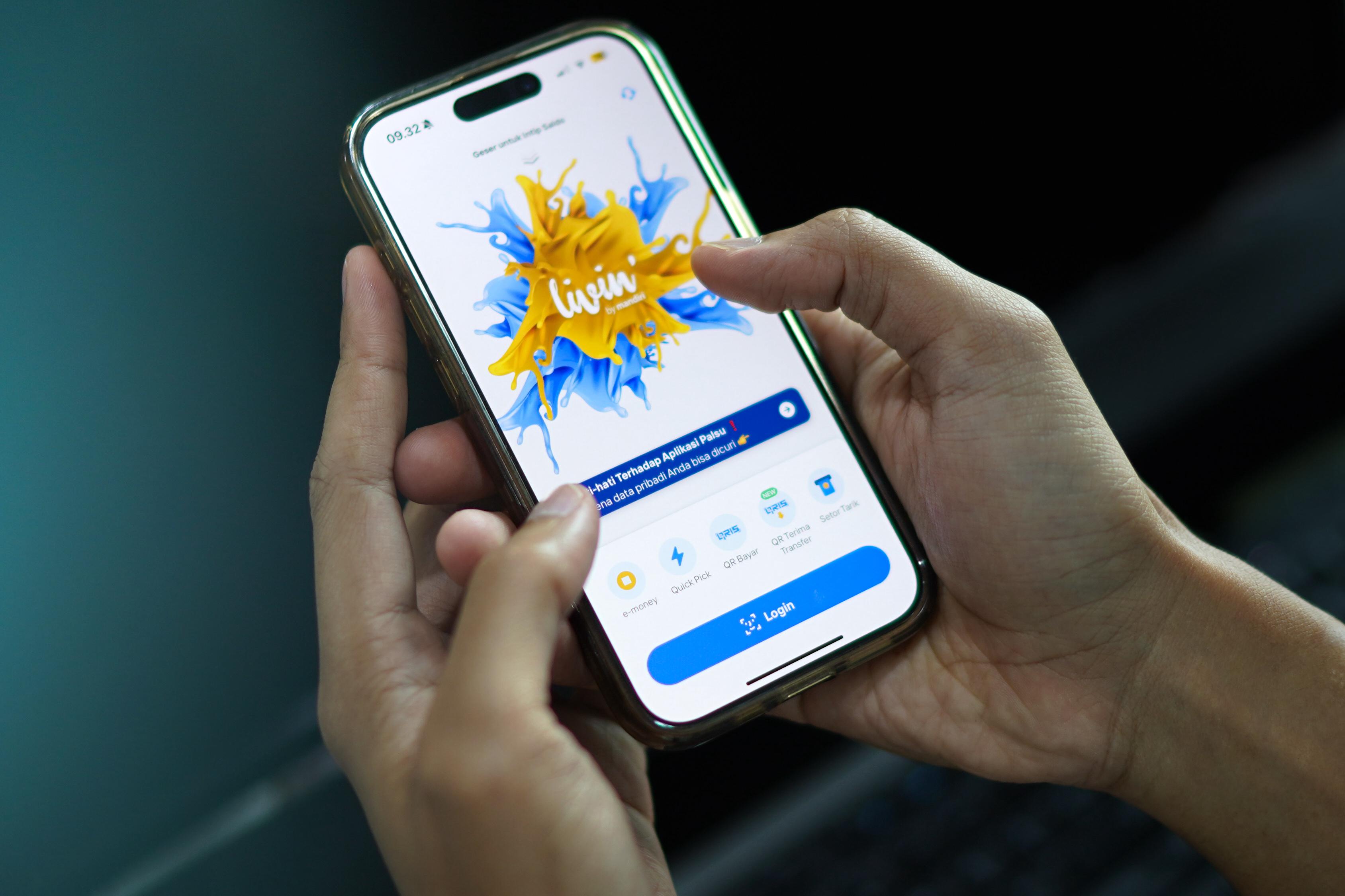 Bank Mandiri perkuat Livin’ by Mandiri sebagai ekosistem finansial digital terintegrasi. Dengan fitur QRIS, Tap to Pay, BI-Fast, hingga investasi, Livin’ memudahkan nasabah mengelola transaksi hanya lewat satu aplikasi.