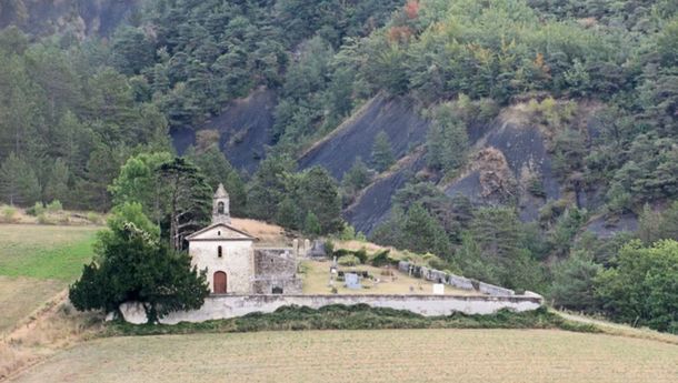 Saat Dunia Bersorak untuk Pemulihan Notre-Dame, Ribuan Gereja Prancis Justru Membusuk