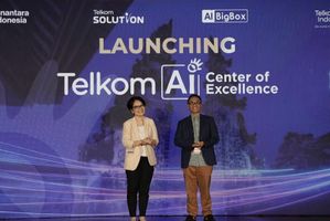  Direktur Enterprise and Business Service Veranita Yosephine dan Direktur IT Digital Telkom Faizal R. Djoemadi saat peluncuran Telkom AI CoE di Bali