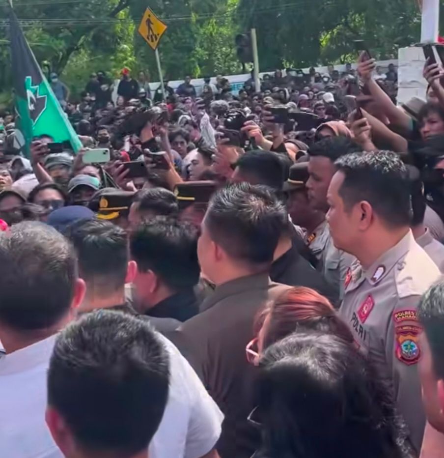 Aksi demo mahasiswa dan masyarakat di DPRD Sulut.
