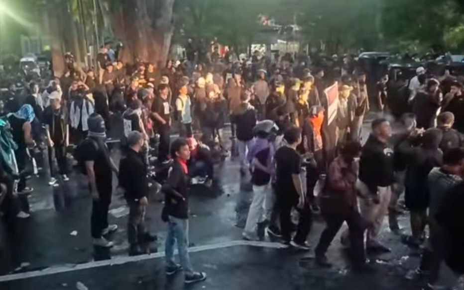 Aksi demo di DPRD Sulut berakhir ricuh.