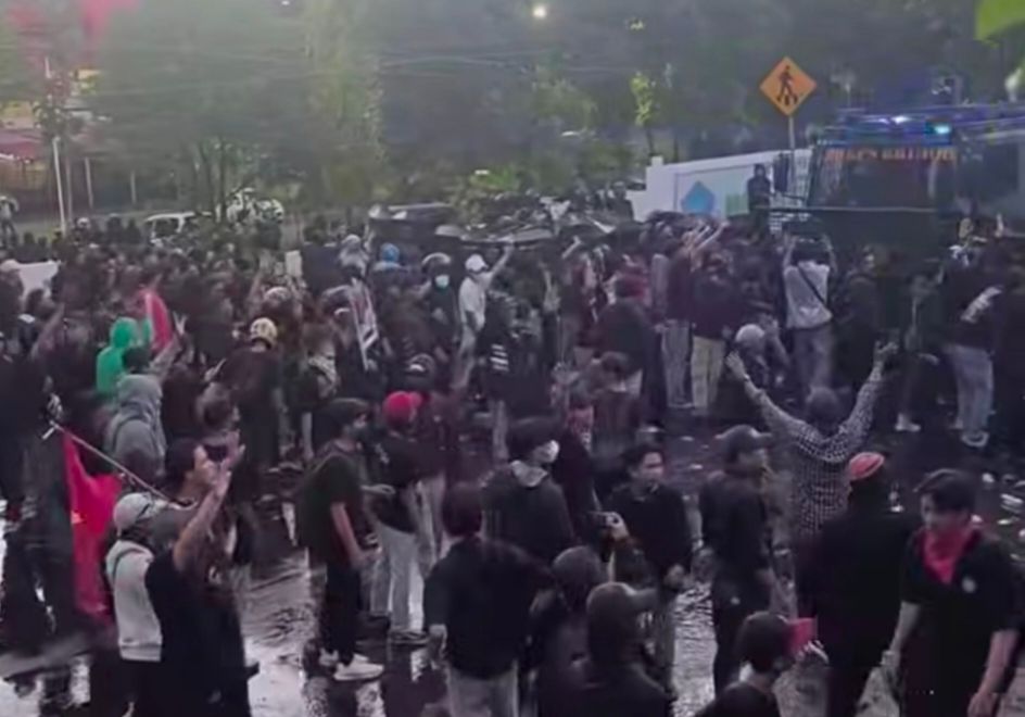 Aparat kepolisian membubarkan paksa aksi mahasiswa dan masyarakat di gedung DPRD Sulut.