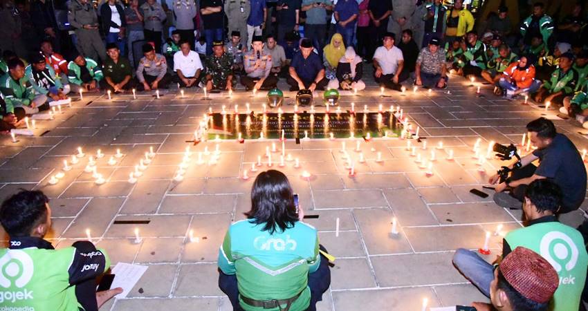 Doa bersama Gubernur Gorontalo bersama para ojol.