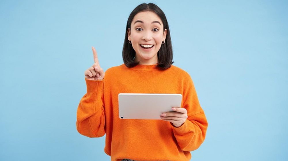 Ilustrasi wanita sedang menemukan ide.