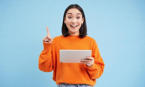 Ilustrasi wanita sedang menemukan ide.