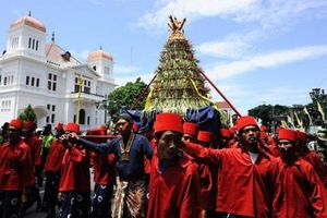 Sekaten, tradisi Maulid Nabi di Yogyakarta.
