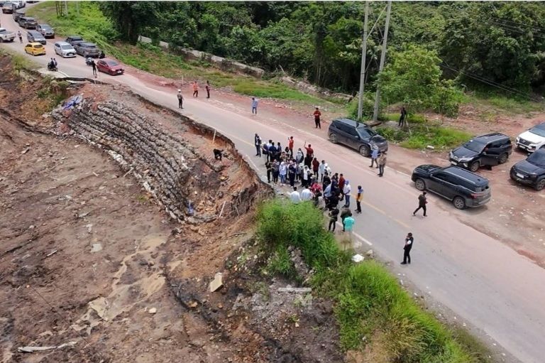 Kondisi jalan putus di Bengalon, Kabupaten Kutai Timur saat dipintasi rombongan Gubernur Kaltim Rudy Mas'ud. (Adpimprov/Ahmad Riyandi)