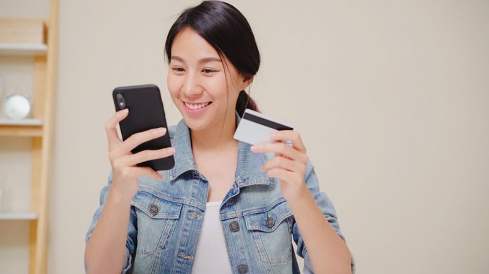 Ilustrasi seorang wanita menggunakan paylater untuk belanja.