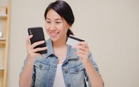 Ilustrasi seorang wanita menggunakan paylater untuk belanja.
