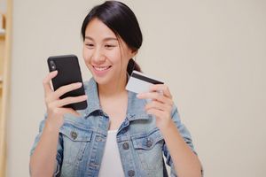 Ilustrasi seorang wanita menggunakan paylater untuk belanja.