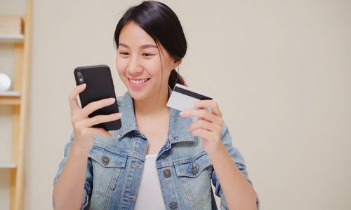Ilustrasi seorang wanita menggunakan paylater untuk belanja.