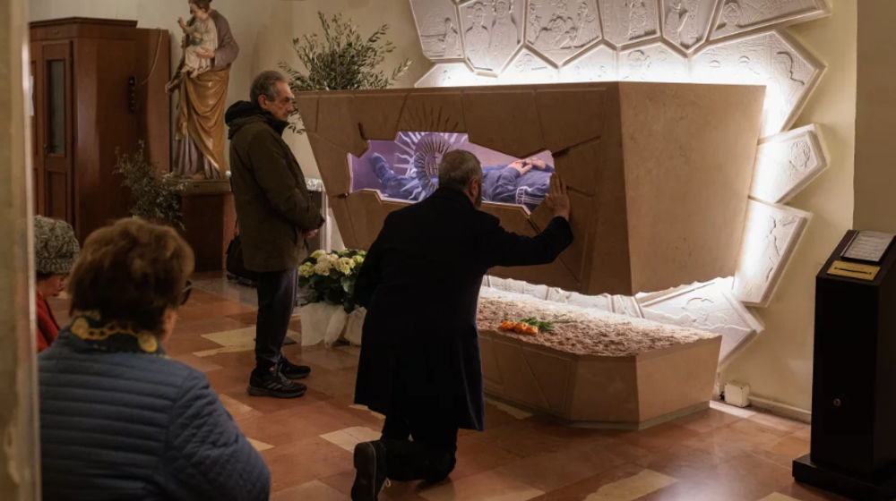 Jenazah Carlo Acutis telah disemayamkan sejak 6 April 2019 di Tempat Suci Perampasan di Gereja Santa Maria Maggiore di Assisi.