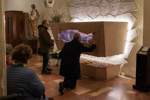 Jenazah Carlo Acutis telah disemayamkan sejak 6 April 2019 di Tempat Suci Perampasan di Gereja Santa Maria Maggiore di Assisi.