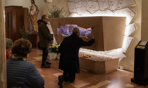 Jenazah Carlo Acutis telah disemayamkan sejak 6 April 2019 di Tempat Suci Perampasan di Gereja Santa Maria Maggiore di Assisi.