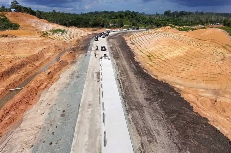 PT Berau Coal membangun jalan umum yang menghubungkan Kecamatan Teluk Bayur dengan Sambaliung. (Adpimprov/Ahmad Riyandi)
