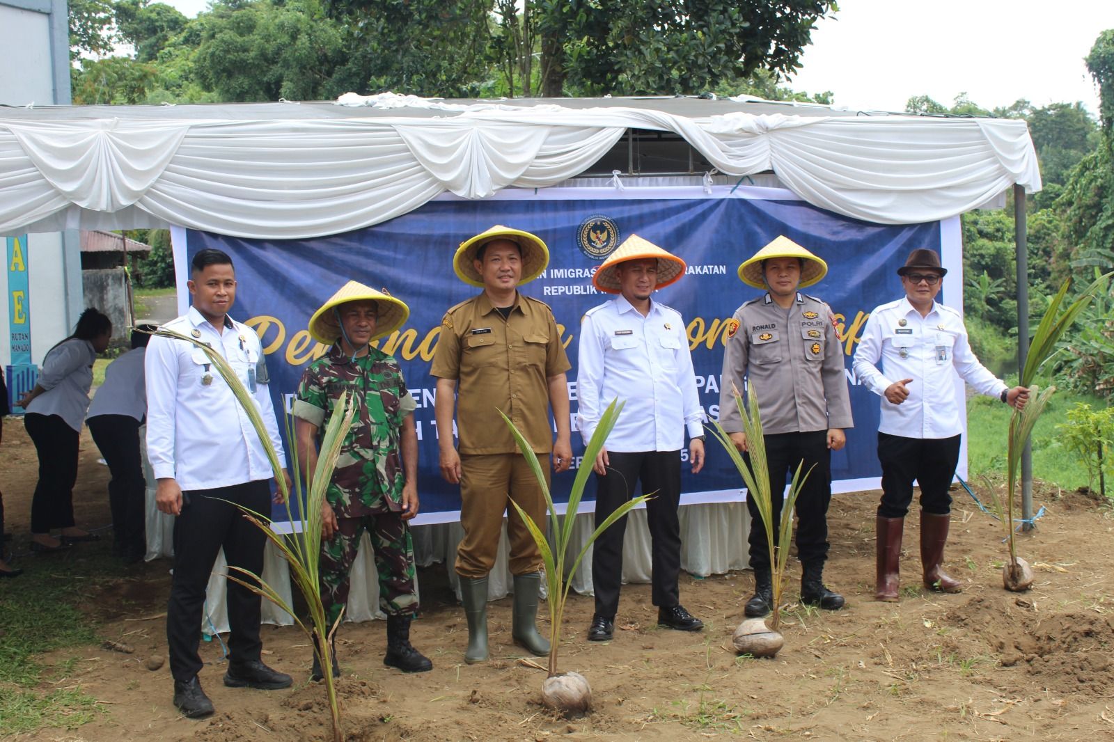 Kegiatan penanaman bibit kelapa untuk mendukung ketahanan pangan. (Foto:Istimewa)