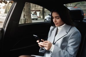 Sering Mabuk Perjalanan Saat di Mobil? Coba Fitur Terbaru dari Apple Ini