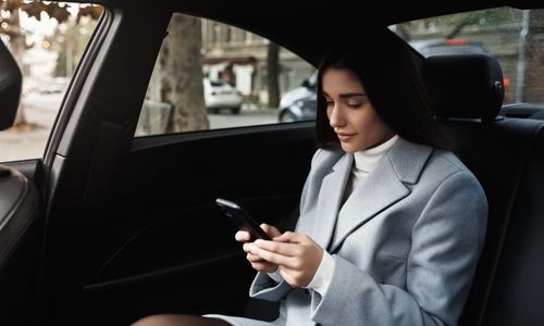 Sering Mabuk Perjalanan Saat di Mobil? Coba Fitur Terbaru dari Apple Ini