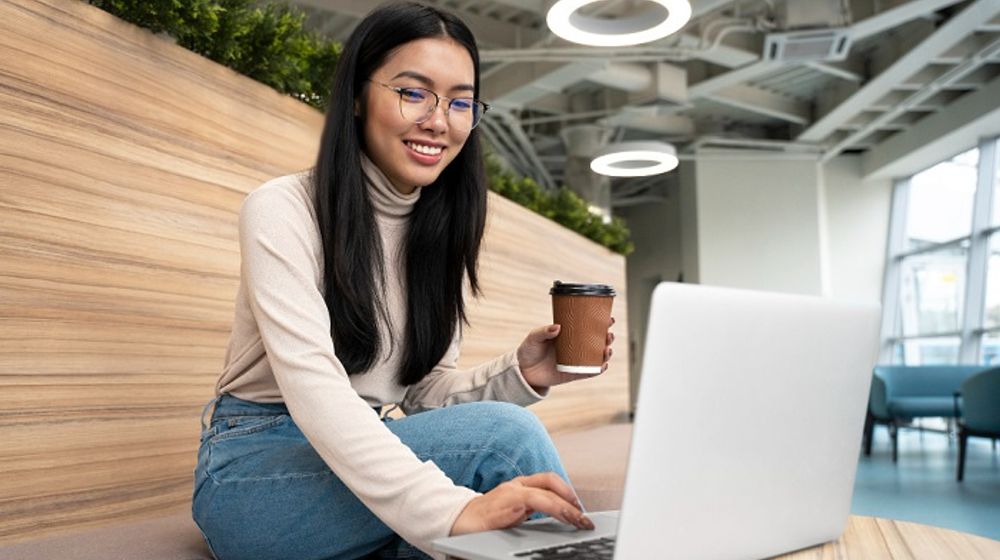 Ilustrasi wanita sedang bekerja.