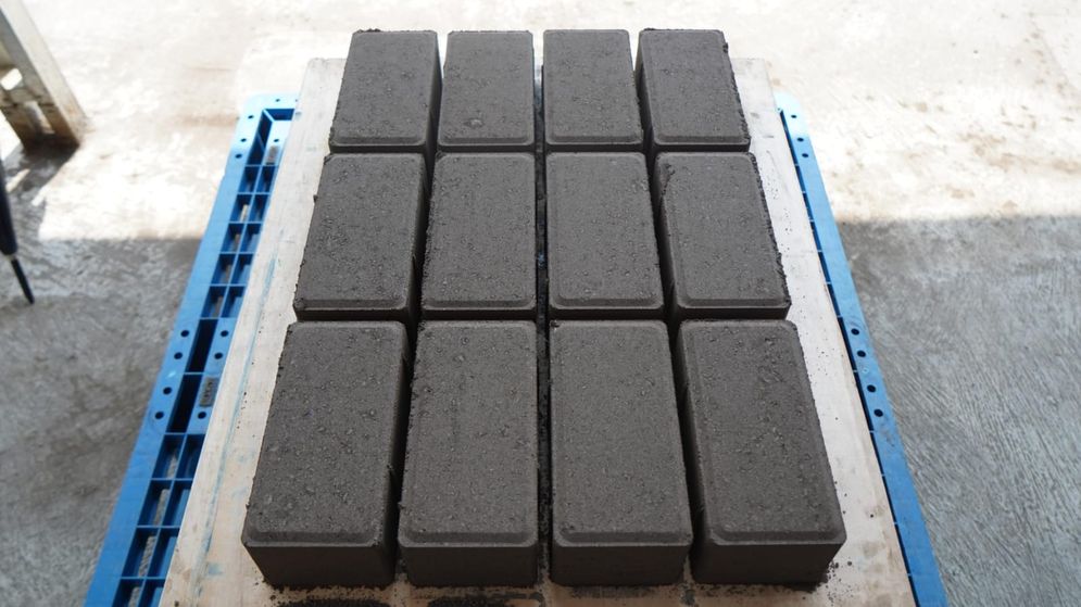 Produk paving block hasil olahan FABA yang memiliki nilai guna tinggi. Dapat dimanfaatkan sebagai material untuk mendukung pembangunan infrastruktur hijau.