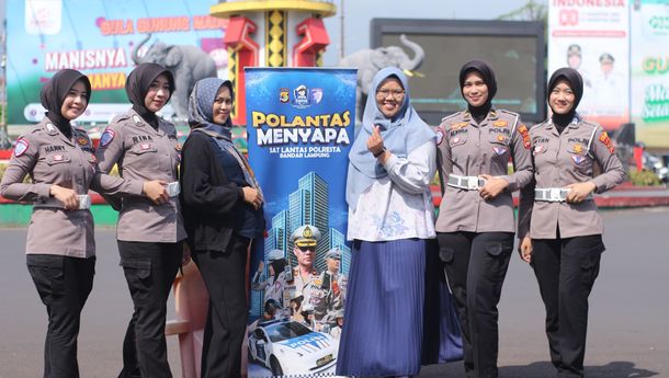 Senyum, Tegas, Menginspirasi: Kisah Polwan di Jalan Raya