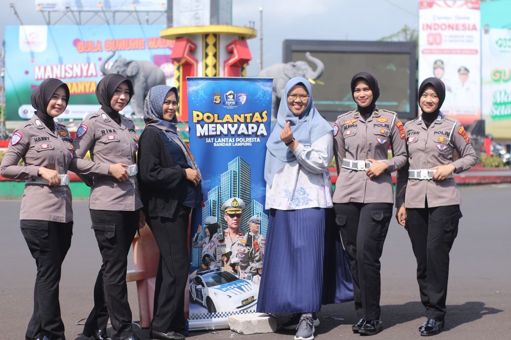 Para Polwan Satlantas Polresta Bandar Lampung foto bersama tim SMSI Kota Bandar Lampung selepas wawancara Podcast Kongsi, Minggu (7/9/2025).