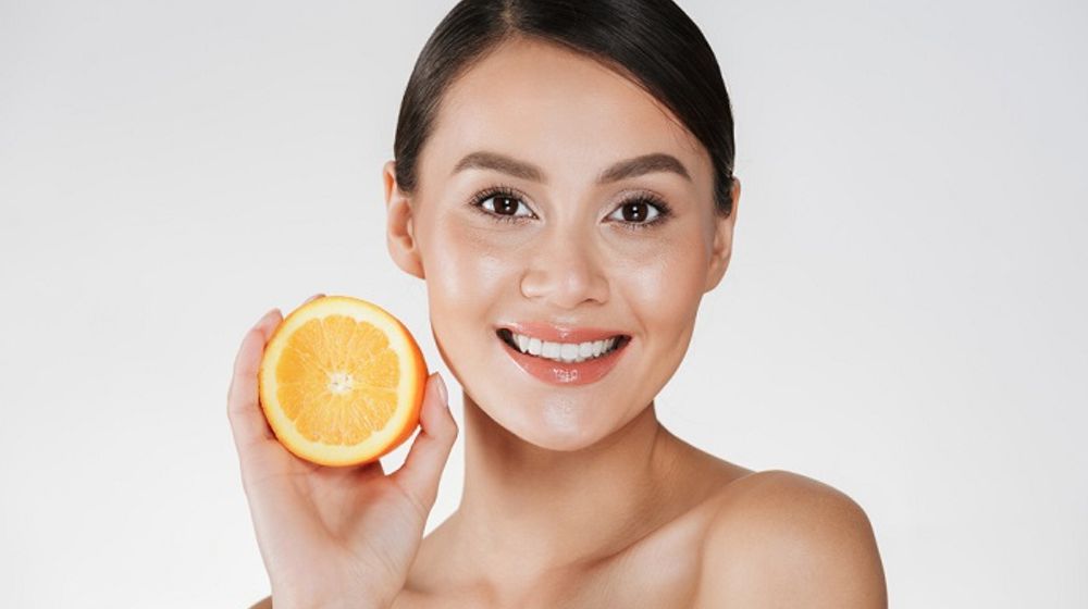 Ilustrasi wanita dengan kulit sehat dan glowing.