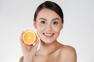 Ilustrasi wanita dengan kulit sehat dan glowing.