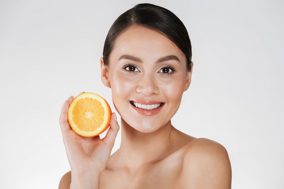 Ilustrasi wanita dengan kulit sehat dan glowing.