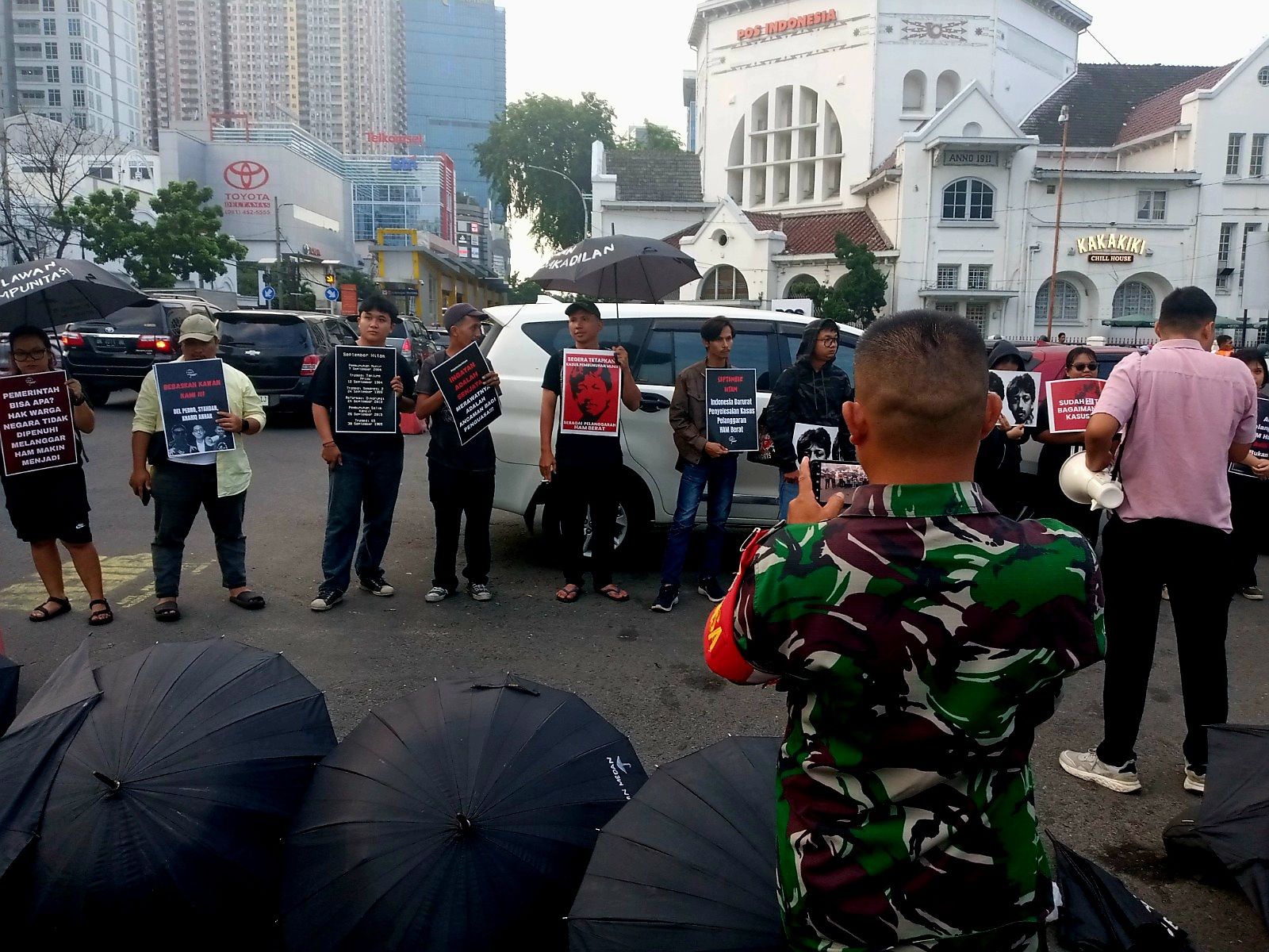 Seorang anggota TNI memantau jalannya Aksi Kamisan di Kota Medan, Kamis (11/9/2025)