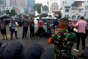 Seorang anggota TNI memantau jalannya Aksi Kamisan di Kota Medan, Kamis (11/9/2025)