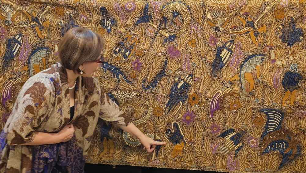 Menil Ester Wulandari menunjukkan kain batik yang dihasilkan dari pola yang dikerjakan pada tahun 1950-an. Pola itu bergambar hewan-hewan yang dikenal di film Jurasic, tokoh Marvel, hingga Flash Gordon.