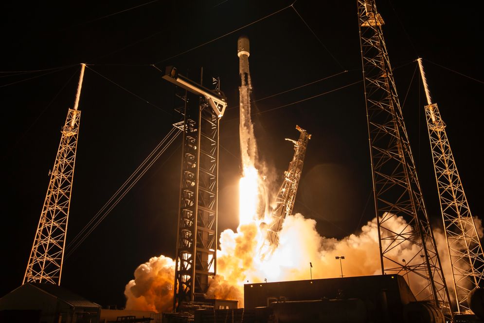Satelit Nusantara Lima sukses diluncurkan ke orbit dengan roket Falcon 9 milik Space Exploration Technologies Corporation (SpaceX) dari Cape Canaveral, Florida, Amerika Serikat, pada Kamis (11/9) waktu setempat atau Jumat (12/9) waktu Indonesia. Satelit berkapasitas 160 Gigabit per Second (Gbps) ini akan memainkan peran penting dalam memperkuat kapasitas nasional bagi pasar domestik, pemerataan akses internet, pengembangan aspek teknologi telekomunikasi, penguatan SDM berbasis antariksa, mitigasi bencana, pemantauan lingkungan, serta sektor pertahanan dan keamanan.