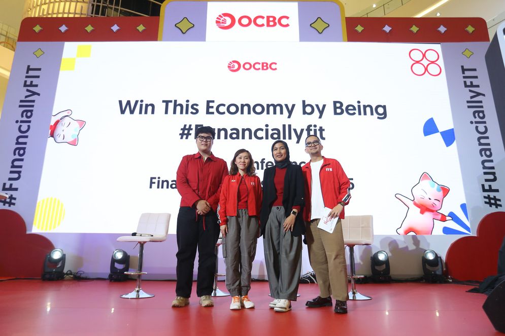 OCBC Ajak Masyarakat Untuk “Win This Economy”  (Dari kiri ke kanan)  Content Creator Lutfi Afansyah, Marketing Communication Division Head OCBC Jeannette Erena Kristy Tampi, dan Director Strategic Analytics & Insights NielsenIQ (NIQ) Indonesia Inggit Primadevi, pada Peluncuran Financial Fitness Index 2025 di Senayan, Jakarta, Jumat (12/09).   Riset terbaru OCBC Financial Fitness Index (FFI) 2025 menunjukkan adanya penurunan skor untuk pertama kalinya sejak empat tahun lalu. Meski demikian, PT Bank OCBC NISP Tbk (OCBC) optimistis masyarakat Indonesia dapat “Win This Economy” dengan menjadi FUNanciallyFIT dengan menerapkan literasi keuangan yang tepat dan disiplin sederhana seperti menabung rutin dan mencatat pengeluaran, menyiapkan dana darurat, bijak kelola hutang, dan melihat peluang investasi.
