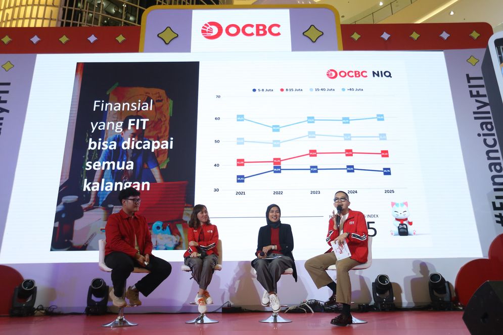 OCBC Jadi Solusi Bagi Masyarakat untuk "Win This Economy"  (Dari kiri ke kanan)   Content Creator Lutfi Afansyah, Marketing Communication Division Head OCBC Jeannette Erena Kristy Tampi, dan Director Strategic Analytics & Insights NielsenIQ (NIQ) Indonesia Inggit Primadevi, pada Peluncuran Financial Fitness Index 2025 di Senayan, Jakarta, Jumat (12/09).   Sebagai bagian dari solusi untuk masyarakat Win This Economy, OCBC menghadirkan berbagai produk seperti Nyala by OCBC, melalui Kartu Kredit OCBC NYALA Platinum Visa & NYALA Global Debit dapat membantu nasabah dalam mengimbangi gaya hidup modern dengan prinsip smart-spending dan perencanaan keuangan yang tepat dan terstruktur