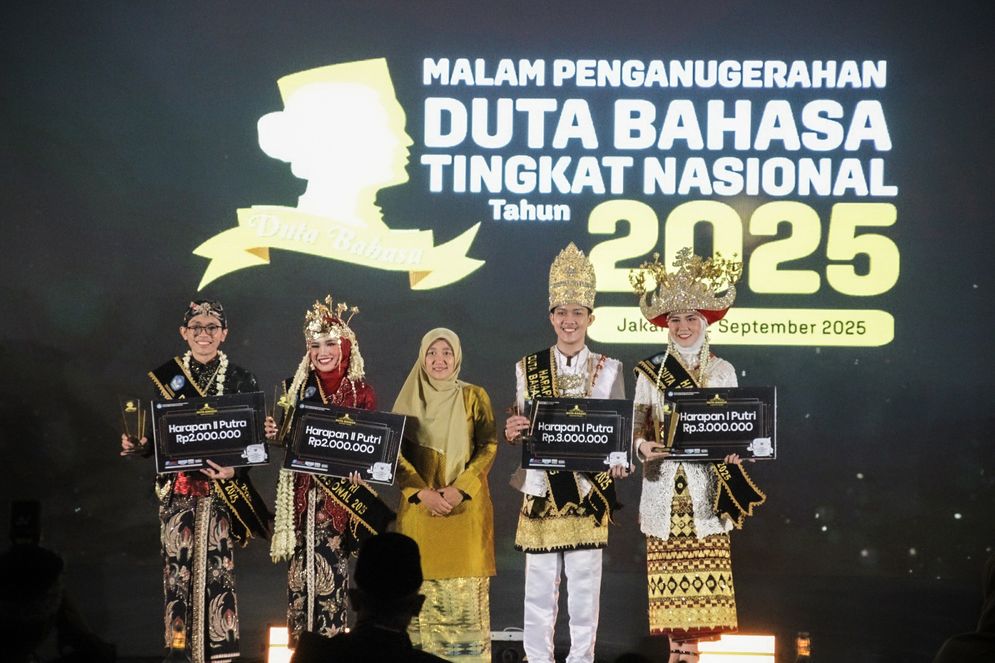 Putri Ayu Lestari, mahasiswa Jurusan Komunikasi FISIP Universitas Lampung, bersama rekannya M. Azka Lilam Putra, meraih juara harapan 1 atau peringkat ke-7 dalam ajang Pemilihan Duta Bahasa Tingkat Nasional 2025 yan.jpeg