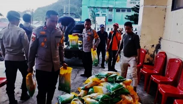 Polres Nagekeo Salurkan Beras untuk Warga Terdampak Banjir Bandang Mauponggo