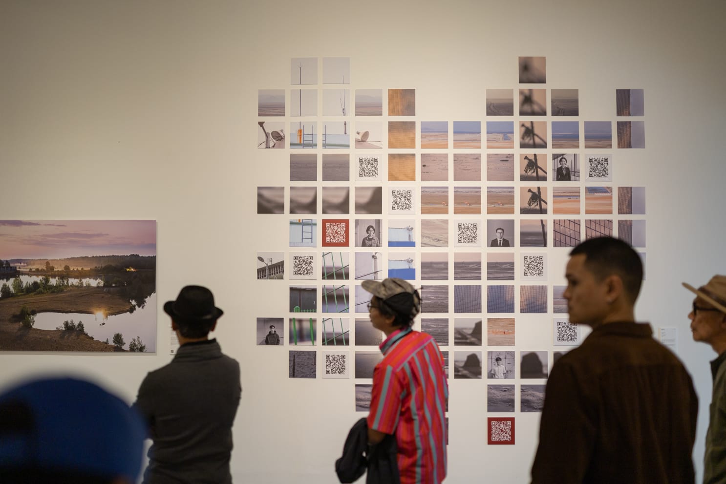 Para pengunjung melihat hasil karya foto-foto dari berbagai seniman di SSAS (Foto: Dokumentasi resmi SSAS)