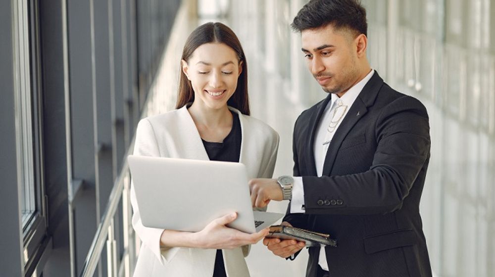 Ilustrasi anak muda, lulusan baru magang di perusahaan.