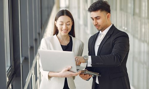 Ilustrasi anak muda, lulusan baru magang di perusahaan.